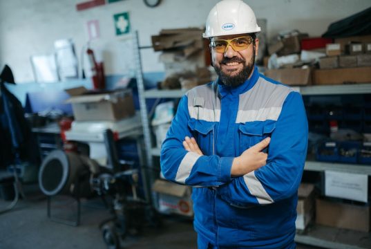 Jak dopasować odzież roboczą do warunków pracy?